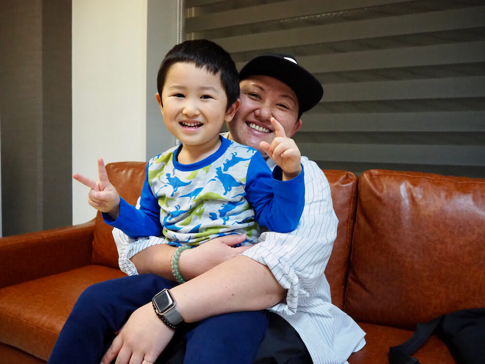 斜頭症と発達のお悩みで通院されたお子さまと親御さまの笑顔の記念写真